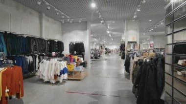 Modern giyim mağazasının raflarında, raflarda ve raflarda günlük giysi ve aksesuarları olan insanlar yok.