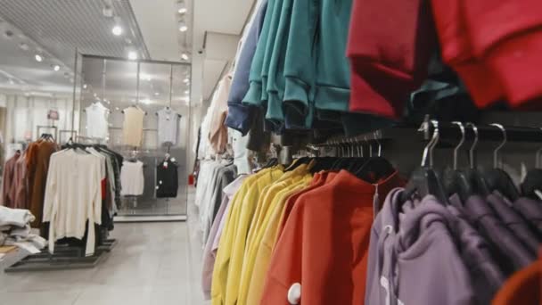 Hiçbir Insan Şık Mağazaların Kadın Mağazalarında Askılarda Asılı Şık Günlük — Stok video