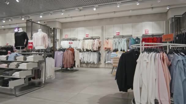 Hiç Kimse Büyük Alışveriş Merkezinin Modern Giyim Mağazasındaki Gündelik Kıyafetlerin — Stok video