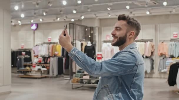 Lado Vista Médio Tiro Belo Homem Barbudo Jovem Moda Jaqueta — Vídeo de Stock