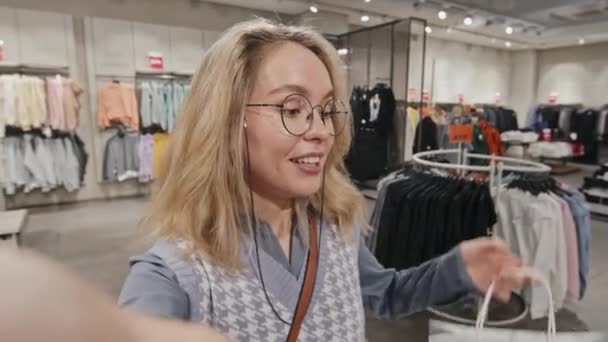 Pov Toma Cintura Portátil Mujer Rubia Joven Gafas Moda Con — Vídeos de Stock