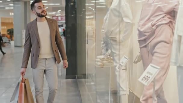 미디엄은 수염을 잘생긴 남자의 사진을 찍었다 스마트 쇼핑백을 쇼핑몰을 다니며 — 비디오