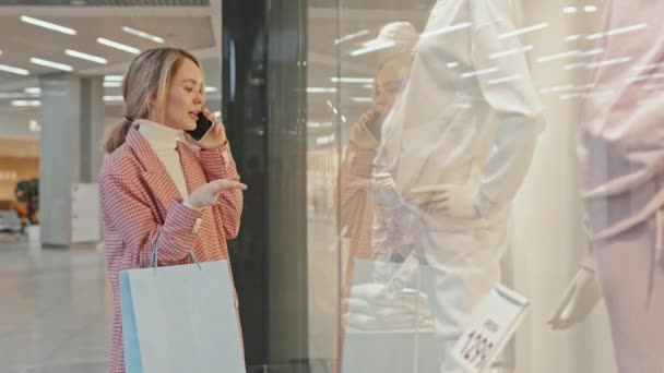 코카서스 스타일의 쇼핑몰 앞에서 통화를 — 비디오