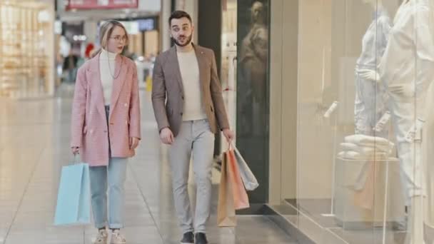 Plan Moyen Jeune Couple Branché Tenues Décontractées Intelligentes Marchant Long — Video