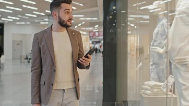 Incline Médio Tiro Homem Barbudo Bonito Roupas Casuais Inteligentes Tirando — Vídeo de Stock