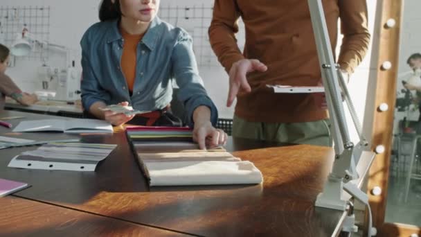 Rastreamento Tiro Com Close Estilistas Masculinos Femininos Olhando Para Amostras — Vídeo de Stock