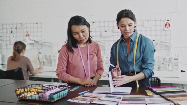Medium Shot Van Vrouwelijke Aziatische Blanke Mode Ontwerpers Met Meetlint — Stockvideo