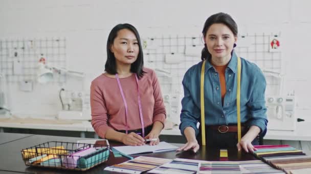 Retrato Alegres Diseñadores Moda Asiáticos Caucásicos Pie Ante Mesa Con — Vídeo de stock