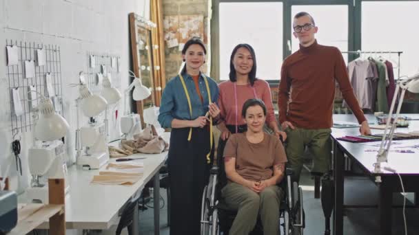 Retrato Panorámico Del Diverso Equipo Diseñadores Moda Masculinos Femeninos Estudio — Vídeos de Stock