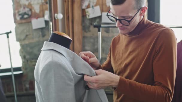 Tiro Medio Sastre Masculino Gafas Que Trabajan Chaqueta Colgando Del — Vídeo de stock