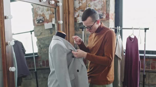 Medium Shot Van Mannelijke Mode Ontwerper Bril Werken Aan Jas — Stockvideo