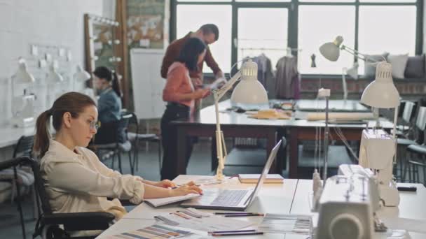 Foto Media Diseñadora Moda Femenina Silla Ruedas Escribiendo Notas Trabajando — Vídeos de Stock