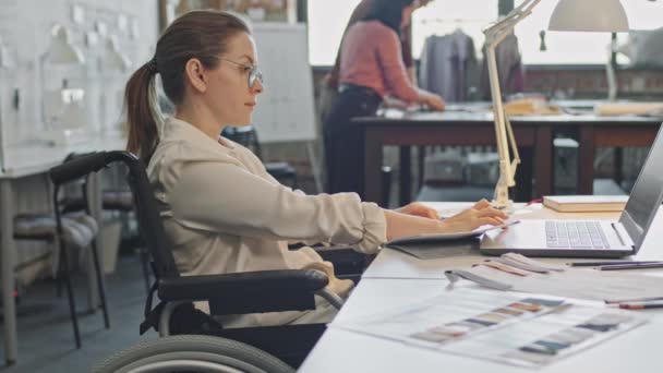 Foto Vista Lateral Designer Moda Feminina Cadeira Rodas Trabalhando Laptop — Vídeo de Stock