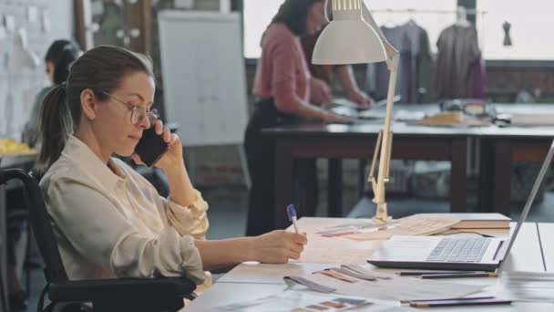 Средний Снимок Занятой Женщины Дизайнера Инвалидной Коляске Разговаривающей Телефону Клиентом — стоковое видео