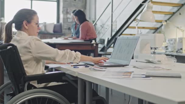 Pan Tiro Designer Moda Feminina Cadeira Rodas Usando Laptop Esboçando — Vídeo de Stock