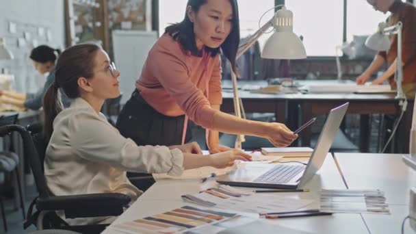 Tiro Médio Designers Moda Femininos Asiáticos Caucasianos Olhando Para Laptop — Vídeo de Stock