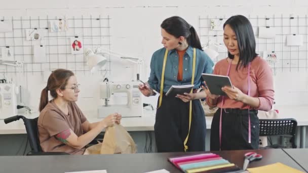 Pan Shot Van Vrouwelijke Modeontwerpers Met Tablet Notebook Praten Met — Stockvideo