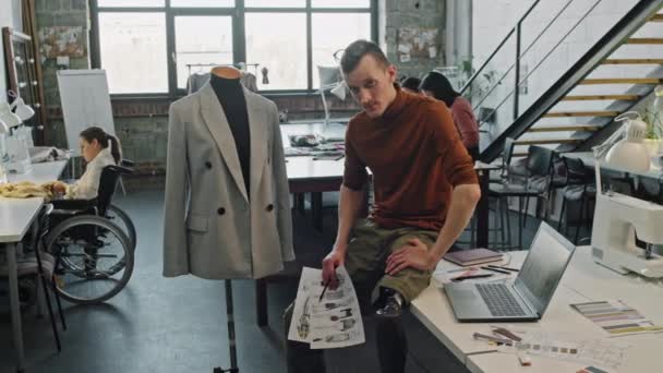 Spårning Porträttbild Manliga Modedesigner Med Proteser Ben Håller Skisser Och — Stockvideo