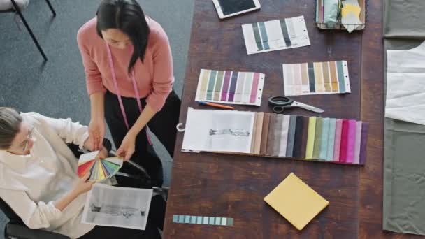 Widok Góry Powolnym Panning Projektantek Mody Wybierając Paletę Kolorów Tkaniny — Wideo stockowe