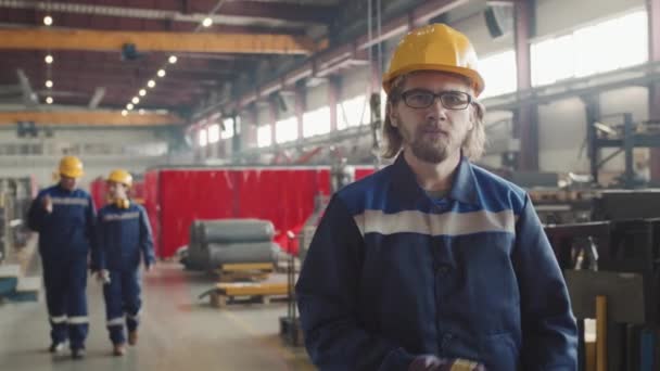 Retrato Pan Medio Con Lentitud Del Trabajador Fábrica Posando Para — Vídeo de stock