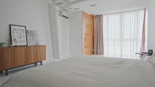 Panorámica Ninguna Persona Disparo Amplio Dormitorio Minimalista Colores Blancos Apartamento — Vídeos de Stock