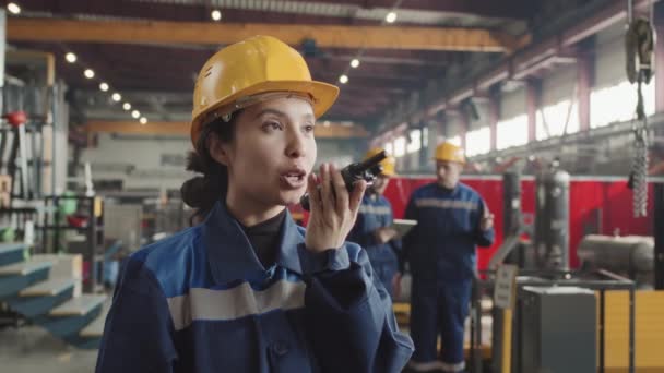 Lento Primer Plano Joven Supervisora Planta Sombrero Duro Uniforme Dando — Vídeos de Stock