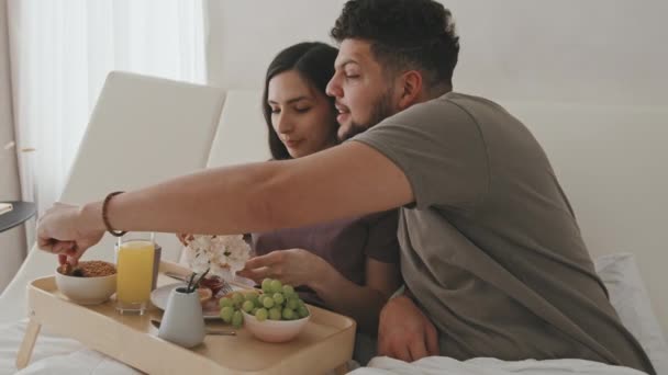 Střední Záběr Veselého Latinského Páru Snídajícího Spolu Posteli Mladá Žena — Stock video