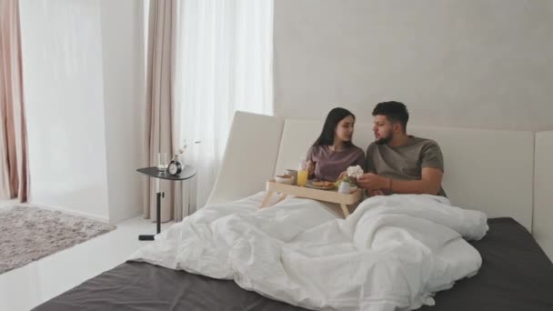 Ampla Tomada Aérea Jovens Casados Casal Latino Sentado Cama Conversando — Vídeo de Stock