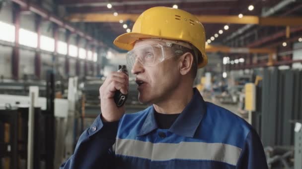Retrato Close Supervisor Sênior Fábrica Óculos Segurança Chapéu Duro Falando — Vídeo de Stock