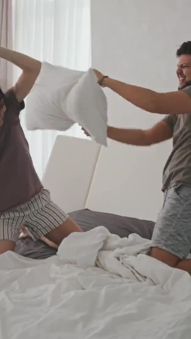 Вертикальний Середній Знімок Молодої Закоханої Пари Розважається Коли Подушка Бореться — стокове відео