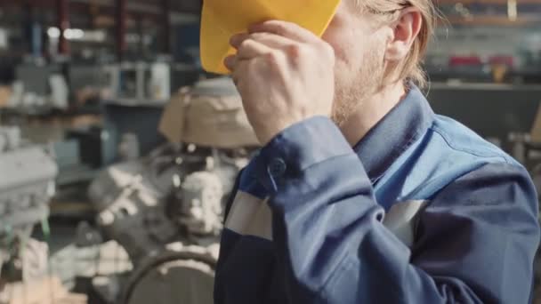 Portret Odchylany Bliska Spowolnieniem Brodatego Inżyniera Roślin Niebieskim Mundurze Pokrywającym — Wideo stockowe