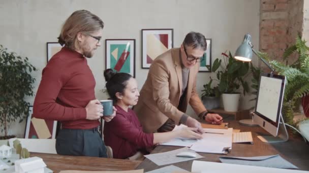 Střední Zpomalení Tří Mužských Ženských Architektů Diskutujících Novém Projektu Společně — Stock video