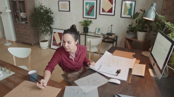 Slowmo Sikeres Női Építész Munkaasztalnál Rajz Vázlatokat Ház Modern Loft — Stock videók
