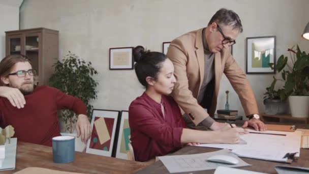 Panning Záběr Pomalým Týmem Mužských Ženských Architektů Kteří Pracují Důležitém — Stock video