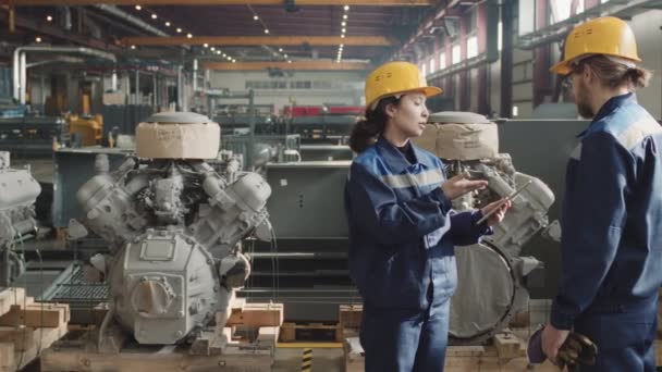 Ralentissement Moyen Des Ingénieurs Masculins Féminins Casquettes Uniformes Combinaison Serrant — Video