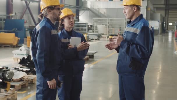 Tilt Slow Los Ingenieros Masculinos Femeninos Uniformes Sombreros Duros Estrechando — Vídeo de stock