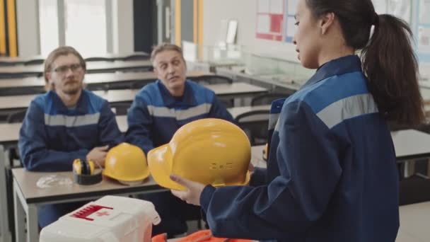 Lentitud Media Supervisora Planta Fabricación Femenina Explicando Necesidad Del Uso — Vídeo de stock