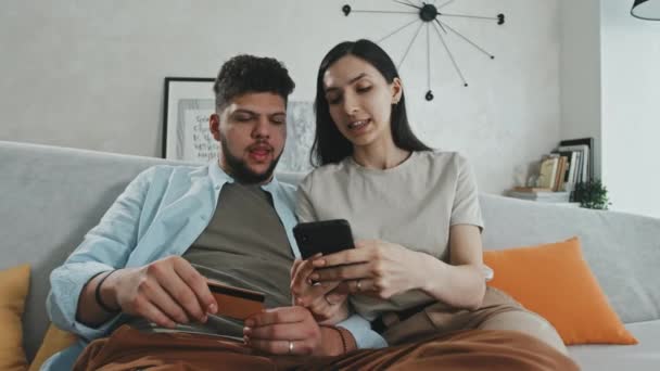 Genç Latin Bir Çiftin Internet Servis Servisini Akıllı Telefondan Kullanarak — Stok video