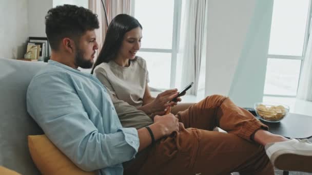 Mediana Vista Lateral Joven Pareja Latina Pidiendo Comida Línea Través — Vídeo de stock