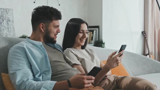 Mediana Toma Alegre Joven Pareja Latina Entreteniendo Mismos Viendo Divertido — Vídeo de stock