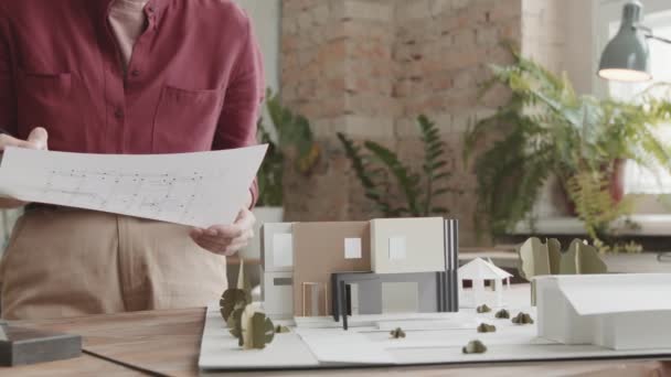 Midsection Pan Знімок Повільною Невпізнаваною Жінкою Архітектором Тримає Чернетки Стоячи — стокове відео