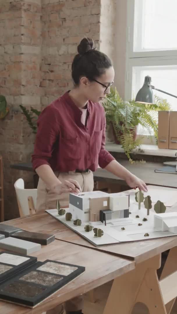 Plano Medio Vertical Con Lentitud Arquitecta Mujer Concentrada Pie Mesa — Vídeos de Stock