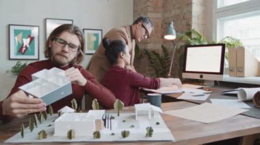 Projede birlikte çalışan küçük mimarlardan oluşan yavaş bir ekiple orta ölçekli çekim yapmak, bilgisayardaki yeni binanın taslaklarını çizmek ve ofis masasındaki 3D yerleşim planlarını oluşturmak