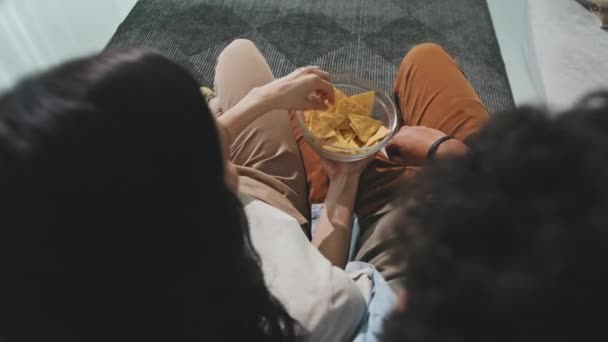 Kanepede Oturan Birlikte Film Izlerken Nachos Yiyen Çiftin Üst Görüntüsü — Stok video