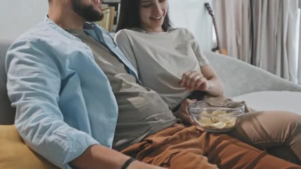 Incline Tiro Jovem Alegre Casal Latino Hispânico Sentado Sofá Acolhedor — Vídeo de Stock