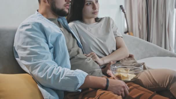 Tilt Shot Pareja Latina Joven Viendo Películas Terror Televisión Asustándose — Vídeo de stock