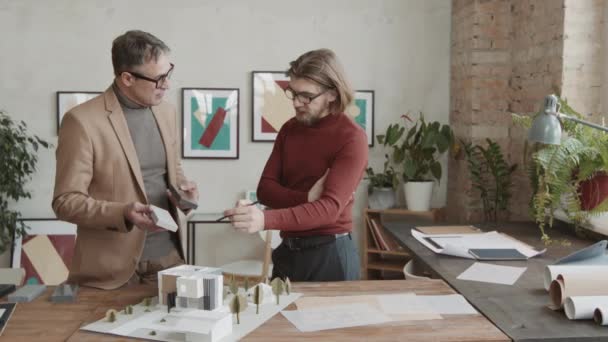 Plan Pan Moyen Avec Lenteur Des Architectes Professionnels Masculins Discutant — Video