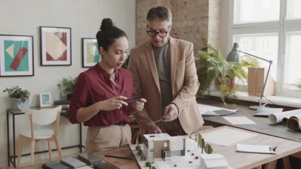 Ralentissement Moyen Couple Architectes Professionnels Parlant Conception Projet Maison Neuve — Video