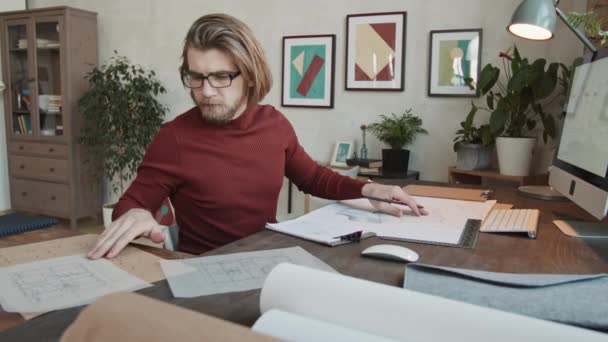 Lentitud Media Del Arquitecto Masculino Caucásico Sentado Frente Computadora Dibujando — Vídeos de Stock