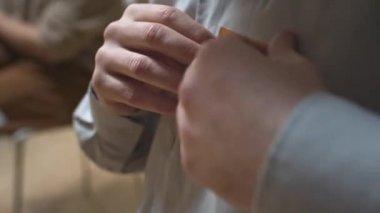 Destek grubu toplantısı sırasında mavi gömleğe boş isim etiketi takan tanınmayan adamı kapat